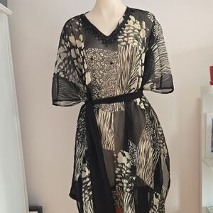 Chic Black and Cream Women's Swim Coverup